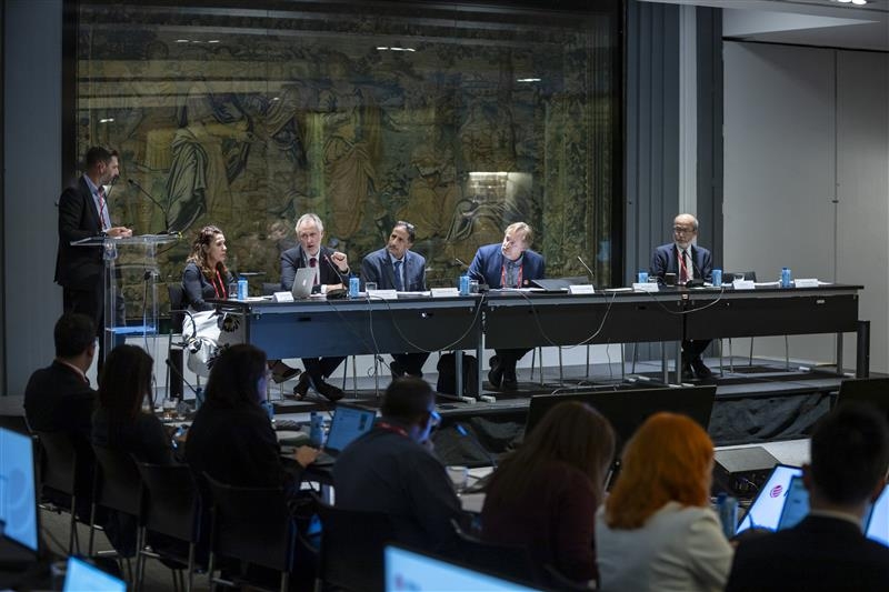Members of the General Assembly attend a discussion